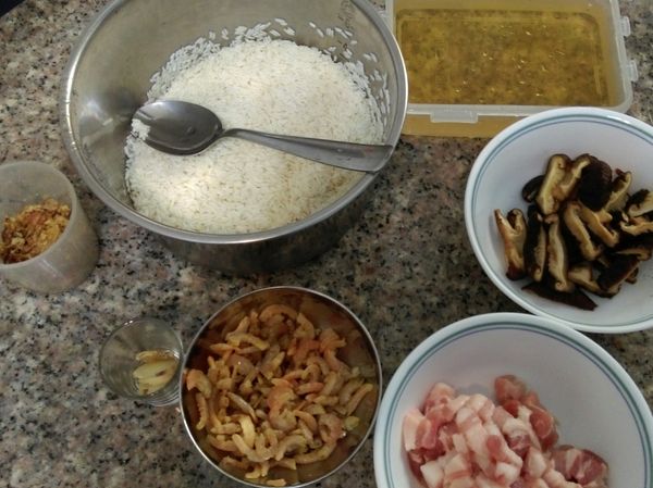 香菇和蝦子泡水，泡軟後香菇切絲，香菇水備用。
糯米洗淨備用。(不用泡水)