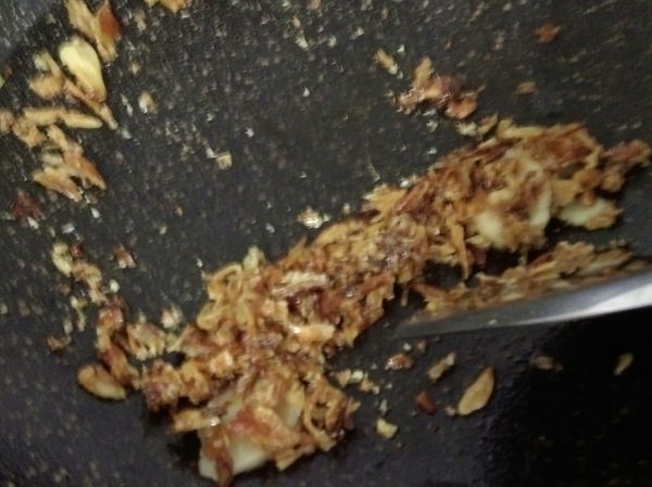 熱油鍋，下薑片、油蔥酥拌炒。