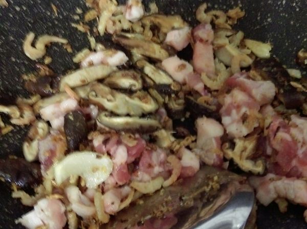 依序加入香菇、蝦子、肉絲。