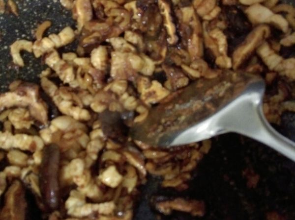 嗆入麻油、米酒和醬油，再放五香粉、白胡椒粉和鹽。