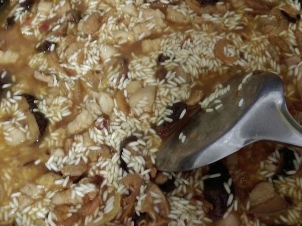 放米和香菇水煮到稍微沸騰後熄火。