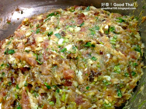 將絞肉及所有材料，放入雞蛋及調味料，攪拌均勻並摔打至有彈性。