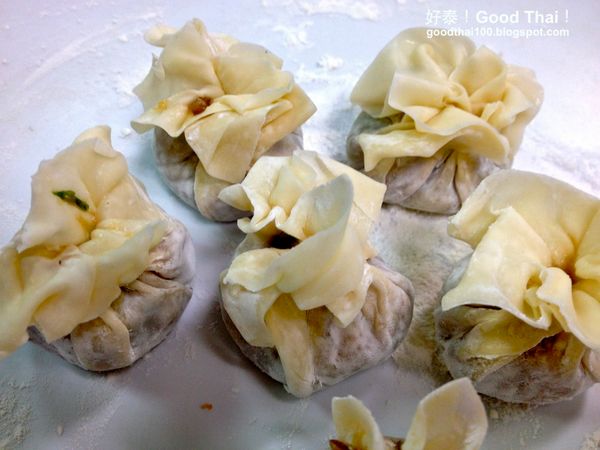 取雲吞皮一張，取適量肉放置中間，包成袋裝，封口封緊。