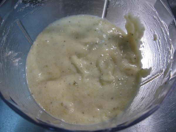 小芭焦3條打成泥，其他2條切成片備用。