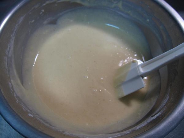 直接把低麵、鹽、泡打粉與奶粉先拌勻後直接過篩，然後再把麵粉倒入步驟（3），再放進水輕輕拌勻。（PS：請勿過度打發麵糊，不然會使瑪芬變成發糕）