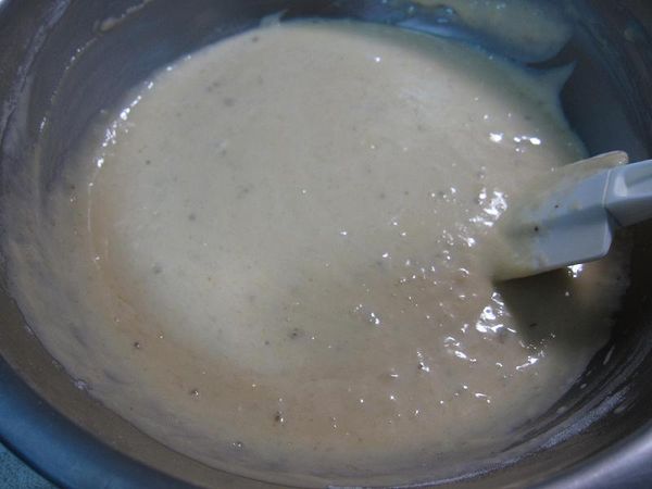 拌勻麵粉後，再把香焦泥倒入，並輕輕的拌勻。