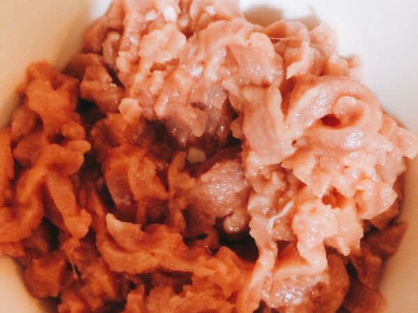 先將豬肉絲用醃肉料拌勻