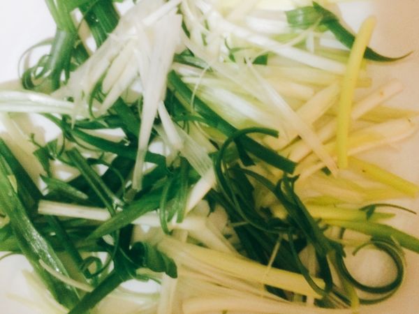 蔥洗淨後先切長段後再切絲，鋪在盤上（可先泡於冰水中去除嗆辣味，瀝乾水分再放盤中）