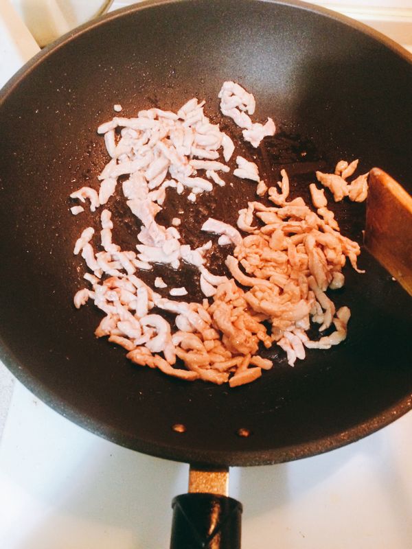 鍋中先放入少許油，油熱後放入豬肉絲下去炒熟即可盛起來備用