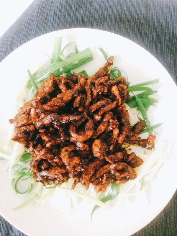 鍋中剩下的油將醬汁倒入，炒香後放入肉絲拌炒收乾醬汁就可關火，將肉絲放在蔥絲上非常下飯的京醬肉絲就完成了