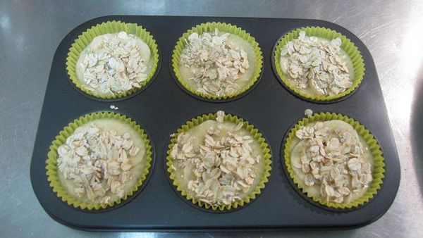 再把燕麥片用湯匙（1茶匙量），灑在上面，並輕壓一下，使燕麥片能附著於麵糊上，避免掉出來。