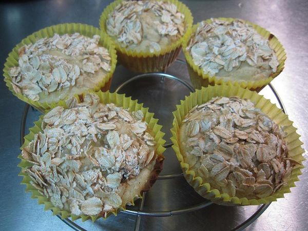 烤完後，記得放在架上讓蛋糕涼一下。