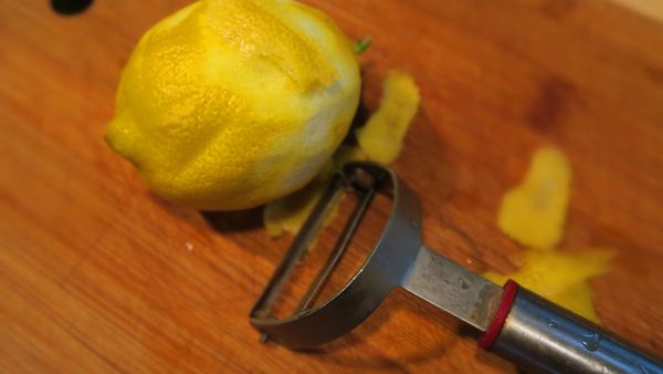 檸檬以刨刀削皮
勿削到白色的部分,避免產生苦味