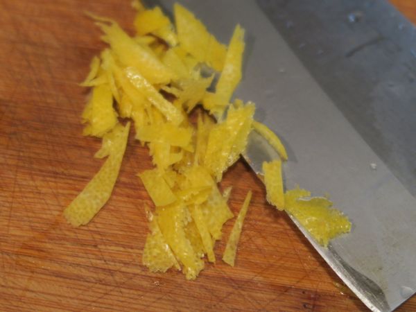 將削下的檸檬皮切成細絲狀