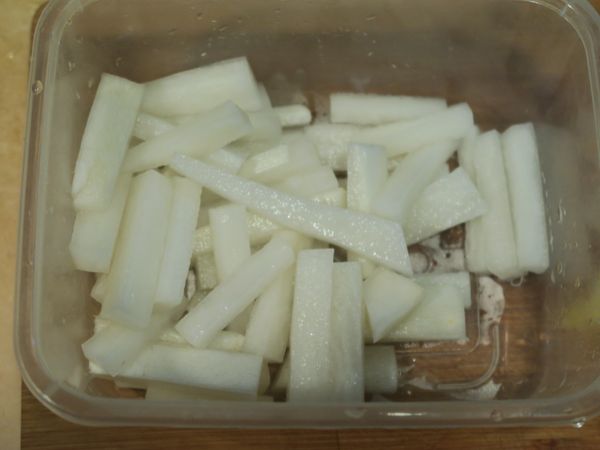 倒去水份,用冷開水清洗,糖 至少約30分鐘(可前一晚放置冰箱)