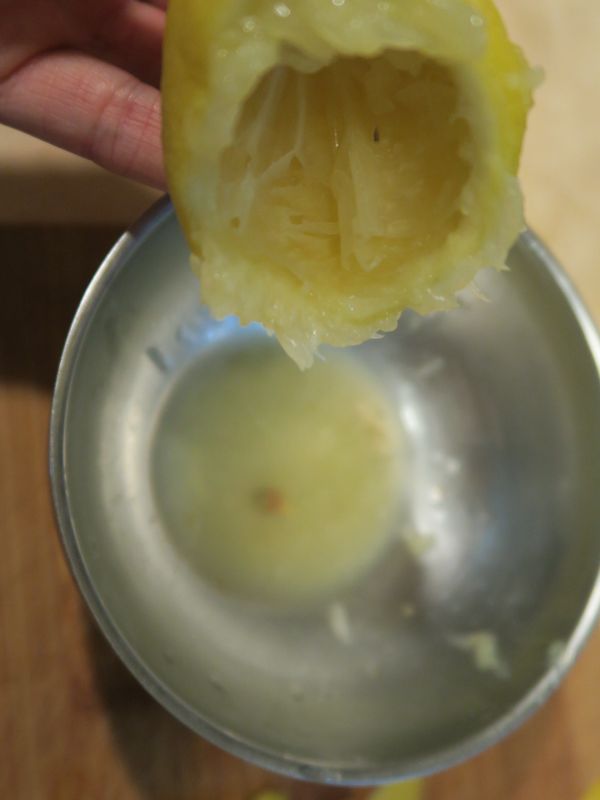 取出檸檬汁與抓醃過的蘿蔔,加入糖及檸檬皮絲一同拌勻