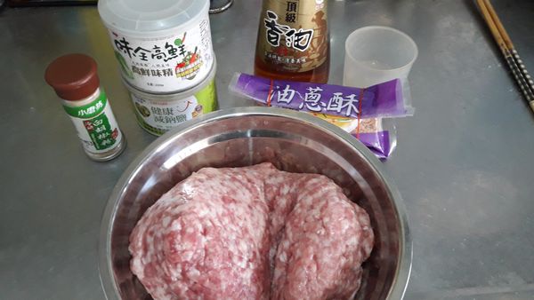 肉先加鹽攪拌至有筋性