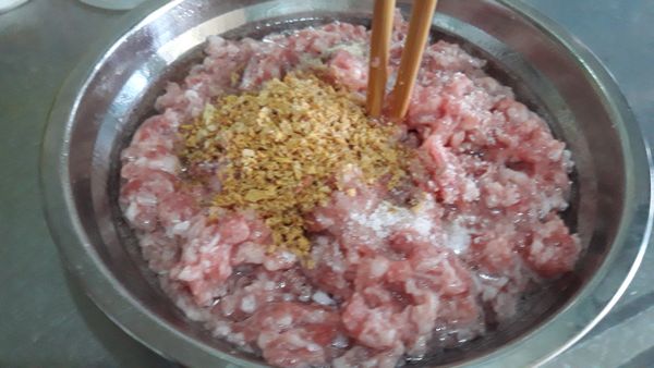 再加入 水、味精、白胡椒粉、香油、油蔥穌  繼續攪拌