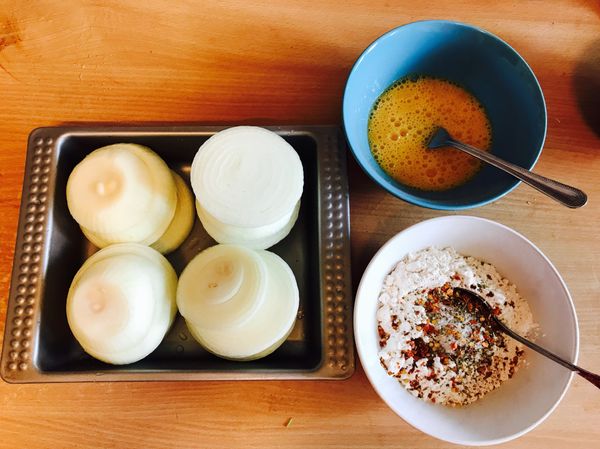 將洋蔥洗淨、去皮後再去頭去尾，一顆洋蔥橫切，每塊厚度1公分內，每棵大約可切成6-8塊。將兩顆雞蛋打散、香料們加入麵粉裡