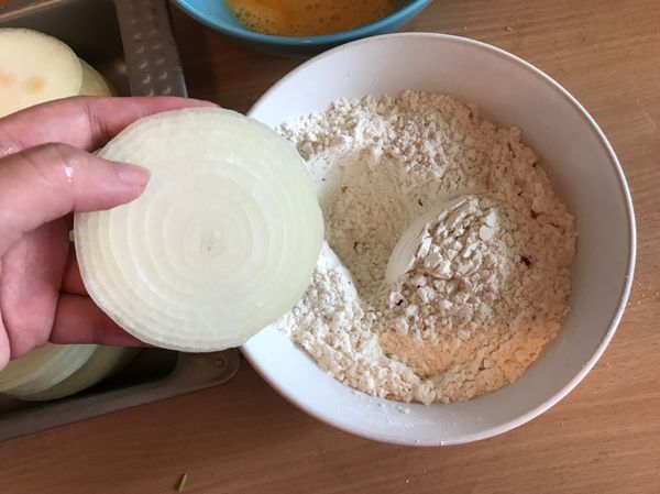 將洋蔥排先加入麵粉，整片舖好鋪滿