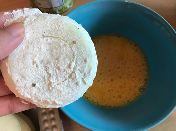 再放到蛋液裡，兩面均勻裹上