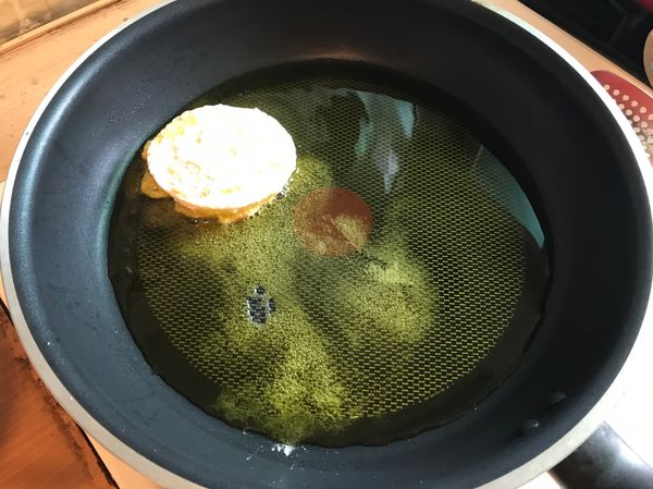 鍋內放上一層油，用半煎炸的方式，將洋蔥排煎至兩面金黃