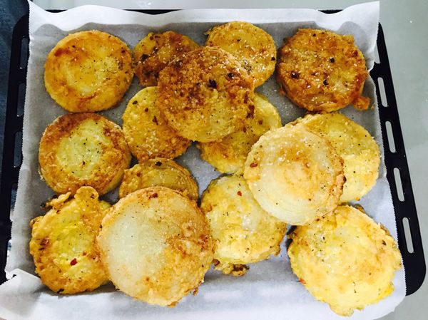 煎至金黃後起鍋，撒上鹽、胡椒