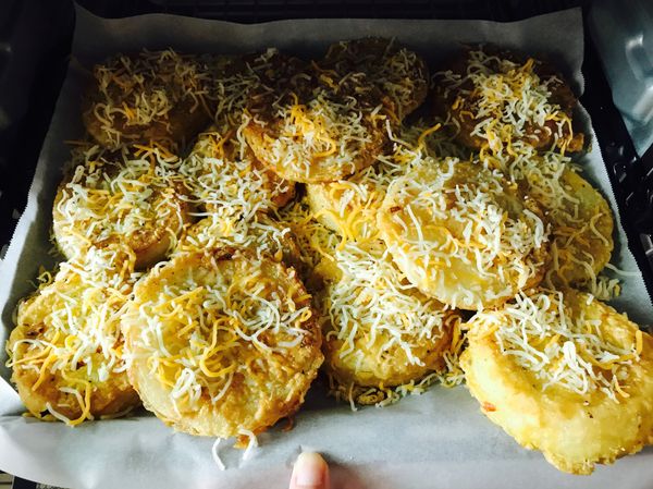 再放上起司條放到烤箱內，烤約30秒150度，起司融化就好