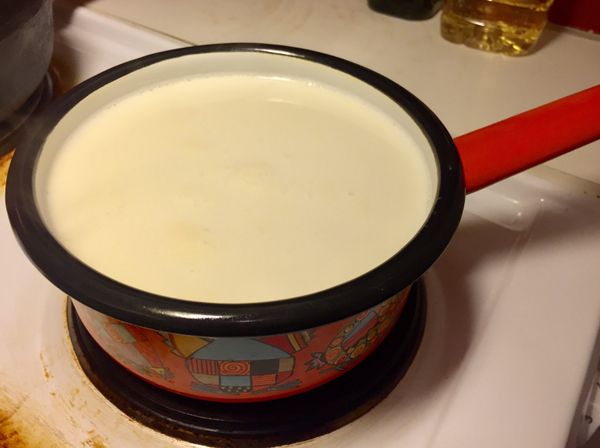 將鮮奶、鮮奶油、白砂糖放入牛奶鍋中攪拌均勻用小火煮滾（邊緣冒小氣泡即可，不用大滾）