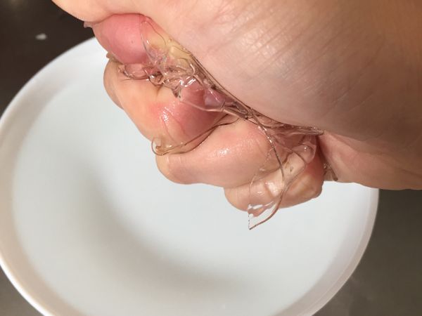 將泡軟的吉利丁擠乾後加入牛奶鍋中，等糖和吉利丁都完全融化就可以熄火。