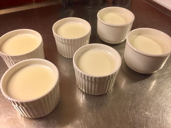 記得將表面的氣泡浮沫撈起，這樣表面才會平滑，冷卻後包覆保鮮膜再放入冰箱。隔天就可以享用美味的鮮奶酪，可以自己加果醬或水果都很美味！