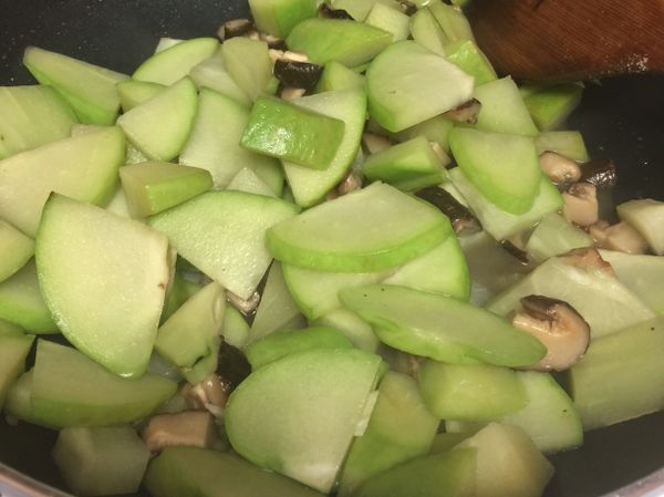 大概這個半透明翠綠色時即可關火，加入鹽巴調味，完成！