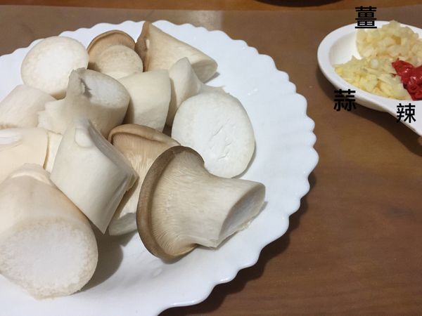 杏鮑菇以滾刀或切段備用。