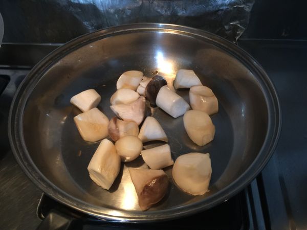 鍋內放ㄧ點油將杏鮑菇煎軟後，加入蒜末、薑末、辣椒末（辣椒段），在放入適量的鹽巴、胡椒、稍微拌炒後，依個人喜好，滴幾滴米酒（可不加）就完成這道簡單優雅好下飯的椒鹽蒜香杏鮑菇了。