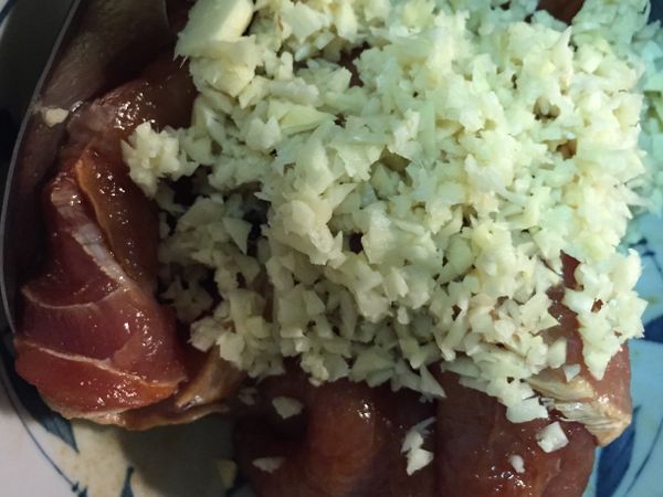 醃料和里肌肉攪均勻醃10分鐘