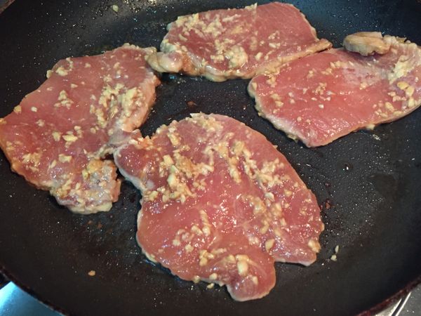 熱鍋冷油放入里肌肉
正反面各煎5分鐘