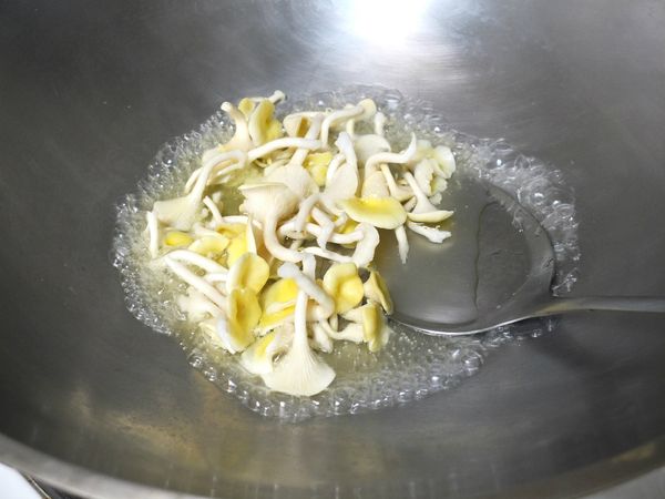 丟到鍋子裡面，開始加熱