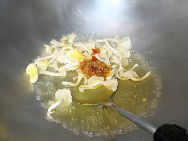 把XO醬丟一匙進去！一起炒