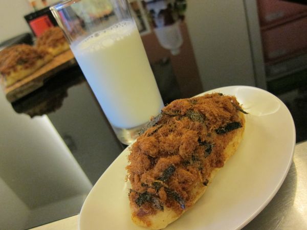 再將肉鬆及海苔絲拌勻，撲在美乃茲麵包體上