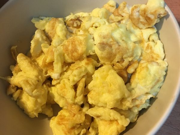 將蛋煎起備用～（蛋花）等待備用