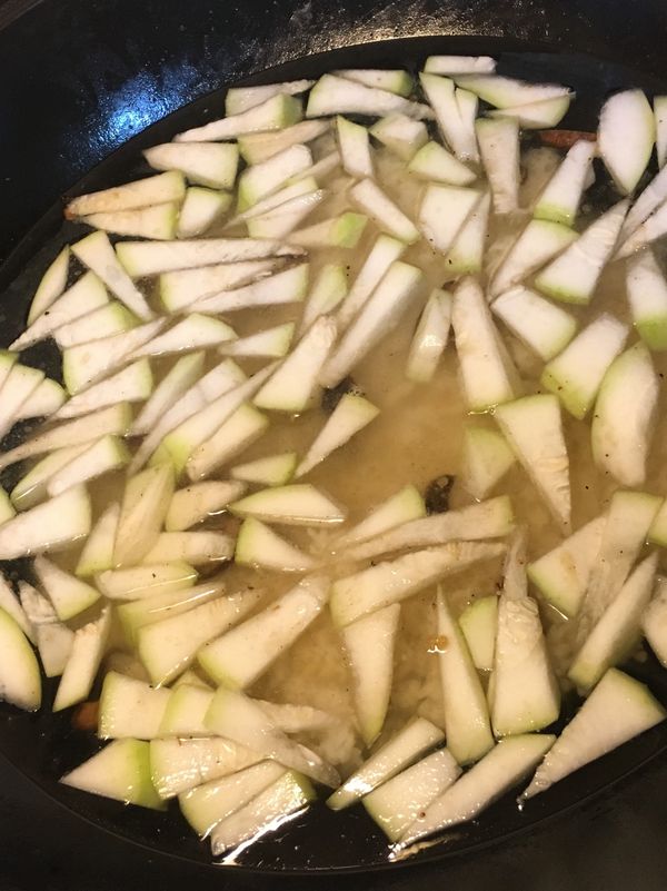 將香菇熱水泡軟切成三等份下鍋爆香、倒入蒲瓜拌炒40秒、倒入1000cc水、等水滾將倒入隔夜飯粒、中火來回攪拌(防止飯粒黏鍋)慢慢攪拌收汁/調味、最後將備用肉/蛋花下鍋即可完成✅