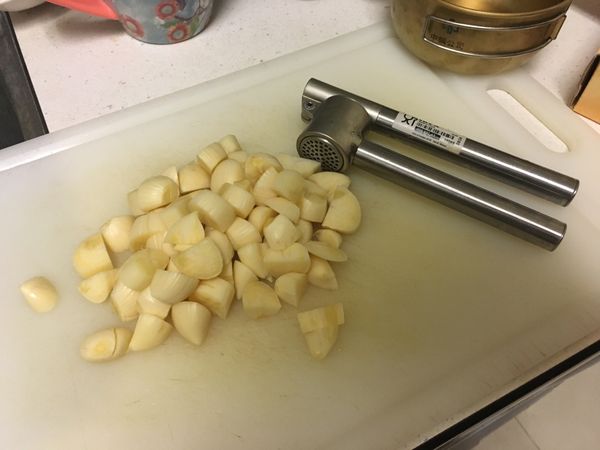 蒜頭去膜去頭切小塊用蒜泥器擠碎！

注意：
還是用料理器打碎口感比較好！