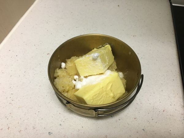 用金屬碗裝蒜泥、奶油、鹽巴、糖、黑胡椒粉！