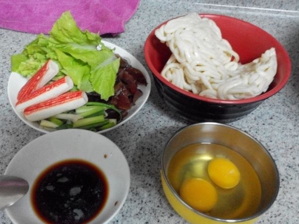 備好食材，木耳切絲、青蔥切段、小白菜切段、蟹肉棒拆開塑膠膜、雞蛋打散