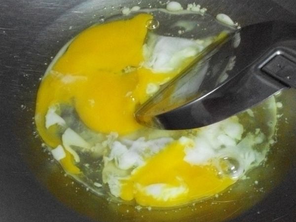 炒鍋倒入適量油，雞蛋下鍋炒香