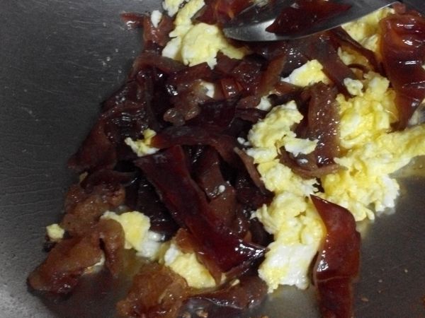雞蛋炒香後下木耳絲拌炒均勻