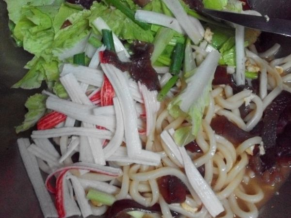 最後下小白菜、青蔥及蟹肉棒拌炒後加蓋悶煮約2分鐘後起鍋盛盤