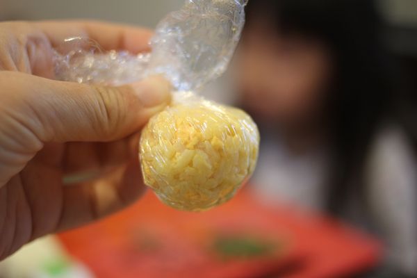 用保鮮模包白飯，捏圓形做熊貓頭。