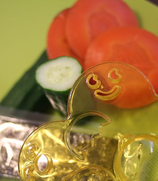 將地瓜蒸熟，用壓模具壓出熊模型。