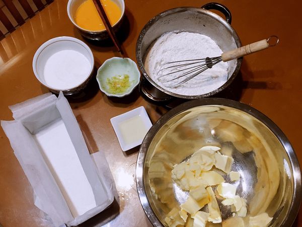 無鹽奶油及雞蛋擺到室溫，烤模鋪上烘焙紙備用，麵粉及泡打粉需先過篩，材料備好後可以開始進行
